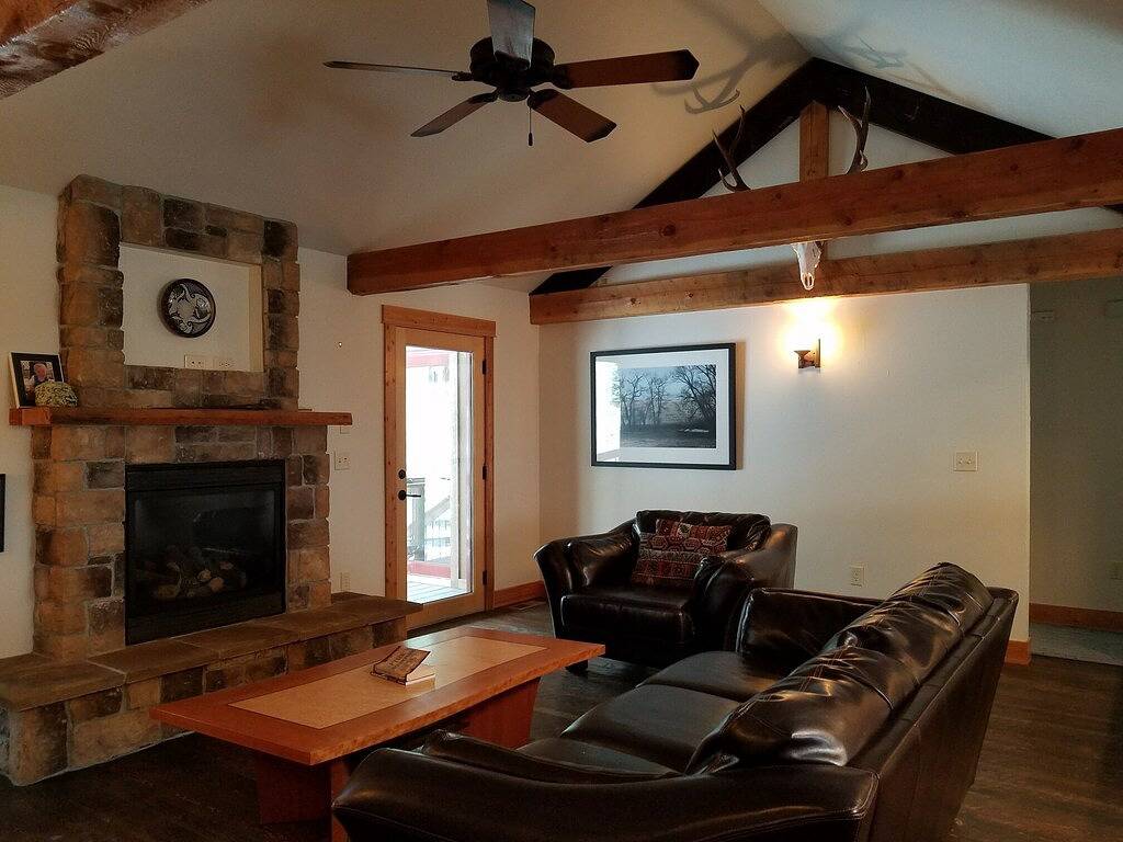 Abgeschiedener Bergsee und Skiurlaub im Schnee. in Anaconda-Deer Lodge County, Discovery Ski Area