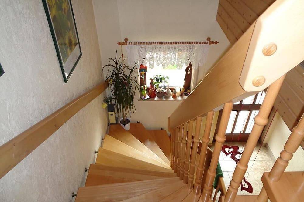 Ganze Wohnung, Gemütliches Feriendomizil (80qm) mit Balkon und freier Unterbringung für Kinder unter 6 Jahren in Eußenheim, Maindreieck