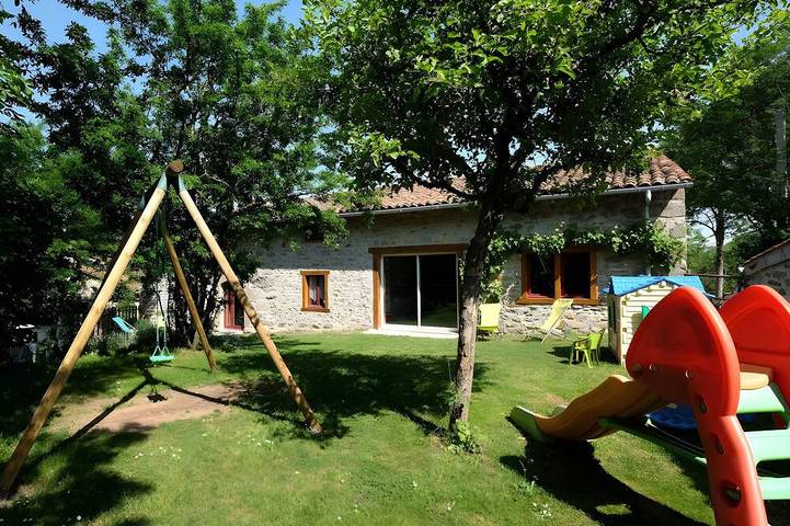 Location de vacances pour 12 personnes, avec jardin à Manglieu