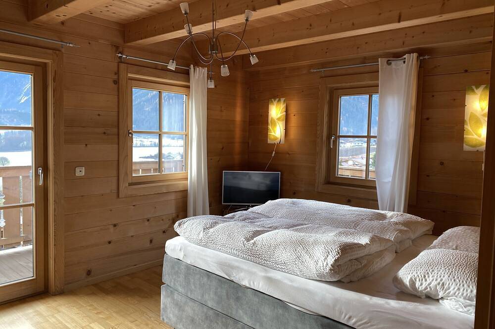 Chalet Descansa is a stylish, detached chalet with every comfort. in Neukirchen am Großvenediger, Kitzbüheler Alpen