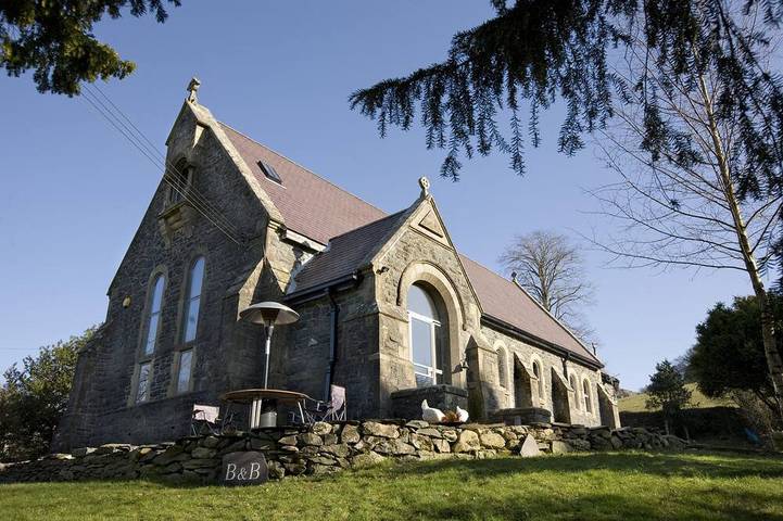 Altes und modernes stilvoll kombinieren in dieser wunderschönen Kirche in Snowdonia in Capel Curig, Snowdonia