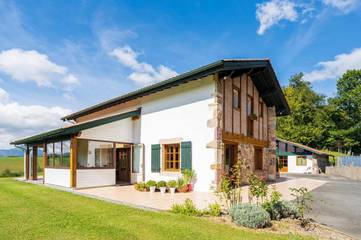 Location de vacances pour 2 personnes, avec terrasse ainsi que jardin et vue à Ainhoa