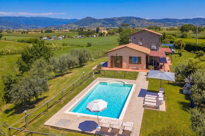 Agriturismo per 8 persone, con terrazza e piscina, adatto a famiglie con bambini in Provincia di Arezzo