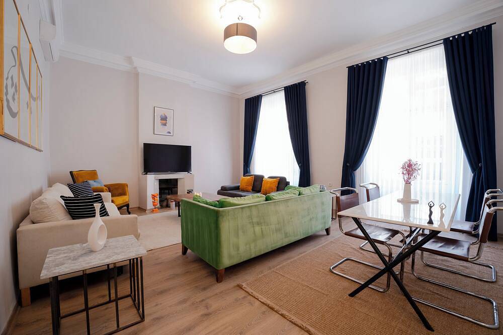 Appartamento intero, 3-Bedroom, 2-Bathroom with High Ceilings, Spacious Layout and No Stairs in Beyoğlu, Firuzağa Mahallesi