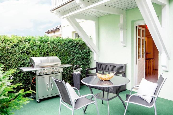 Ferienwohnung für 4 Personen, mit Terrasse und Garten sowie Pool