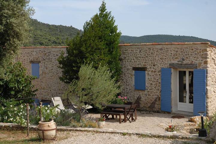 Gîte pour 4 personnes, avec Terrasse ainsi que Jardin et Piscine