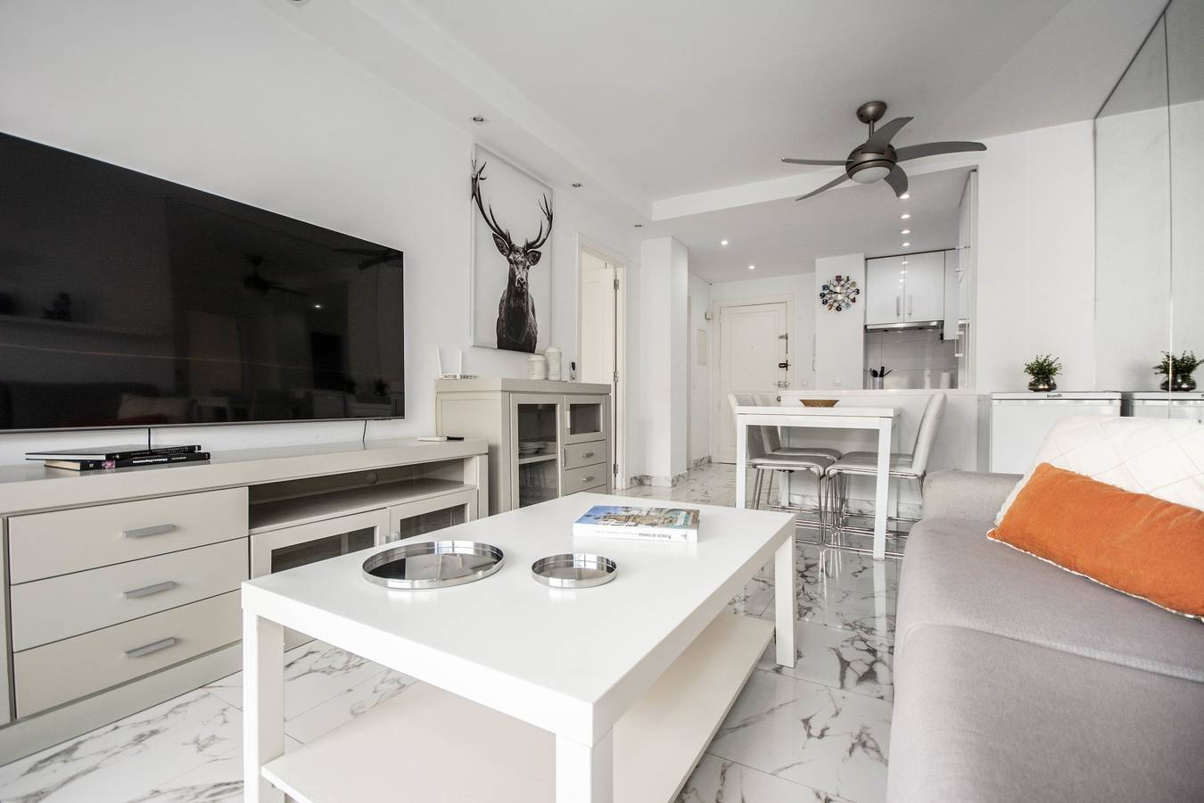 Apartamento vacacional entero, White Comfort - Junto al mar en el centro in Marbella Centro, Marbella