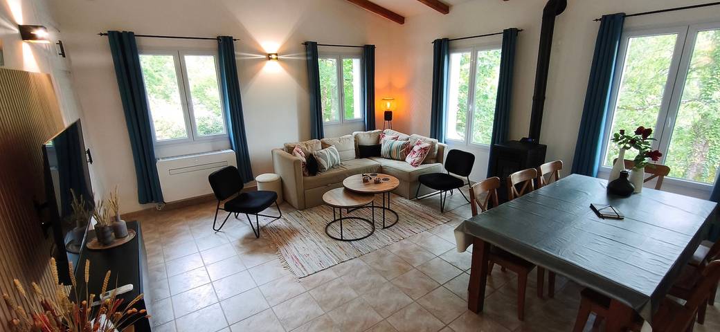 Maison de vacances « Colombard » avec vue sur lac, piscine partagée et Wi-Fi in Brossac, Charente