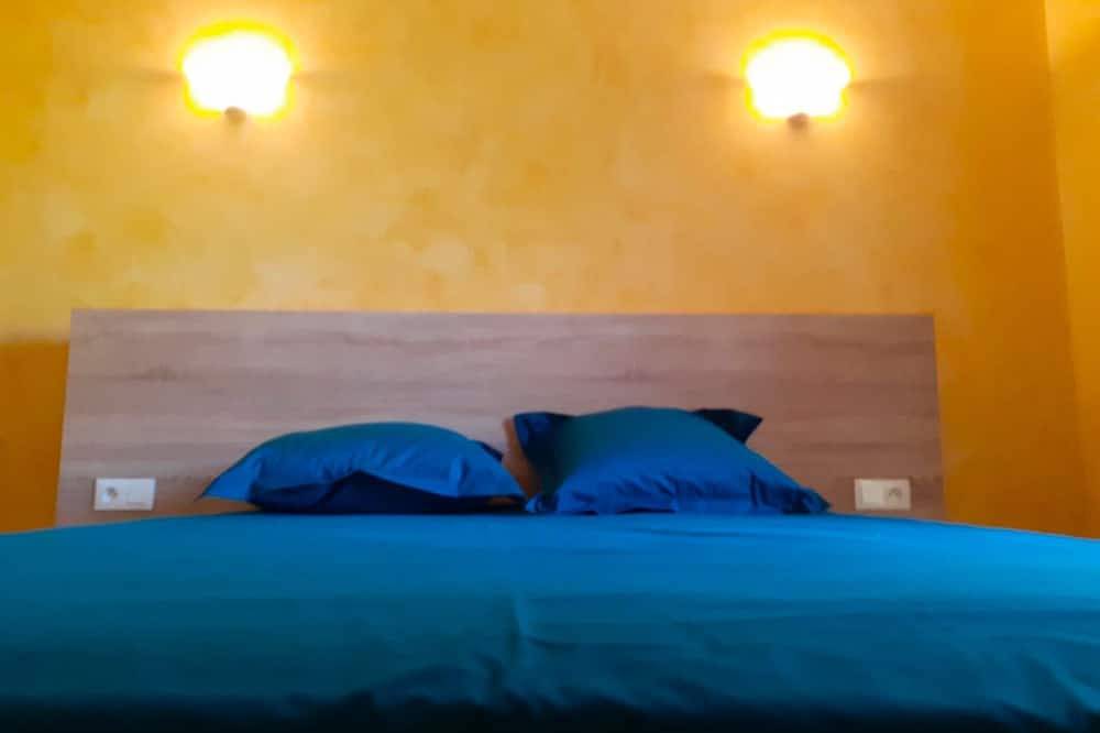 Gîte for 4 people in a quiet area with a large beautiful swimming pool in Flayosc, Draguignan en omgeving
