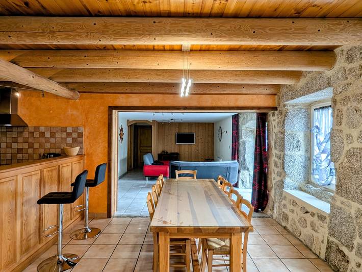 Maison de charme restaurée au bord d'un ruisseau avec terrasse, proche activités de plein air et confort moderne in Esplantas, Esplantas-Vazeilles