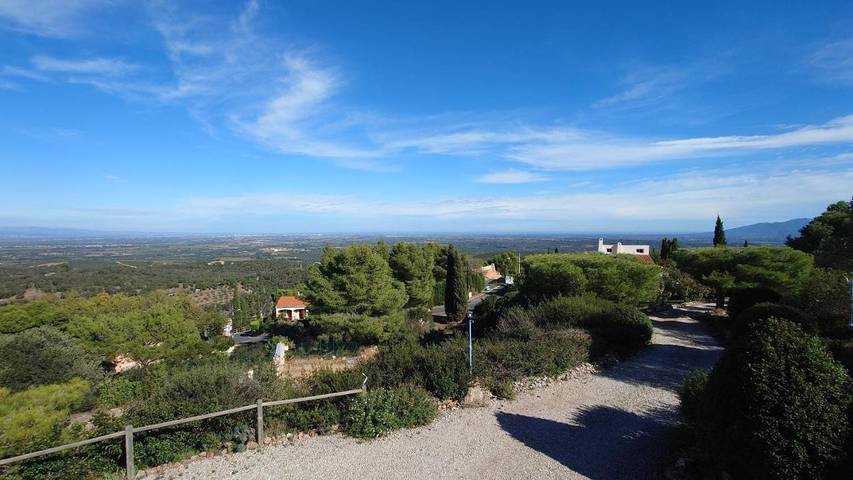 Location de vacances pour 4 personnes, avec jardin ainsi que vue et piscine, animaux acceptés à Llauro