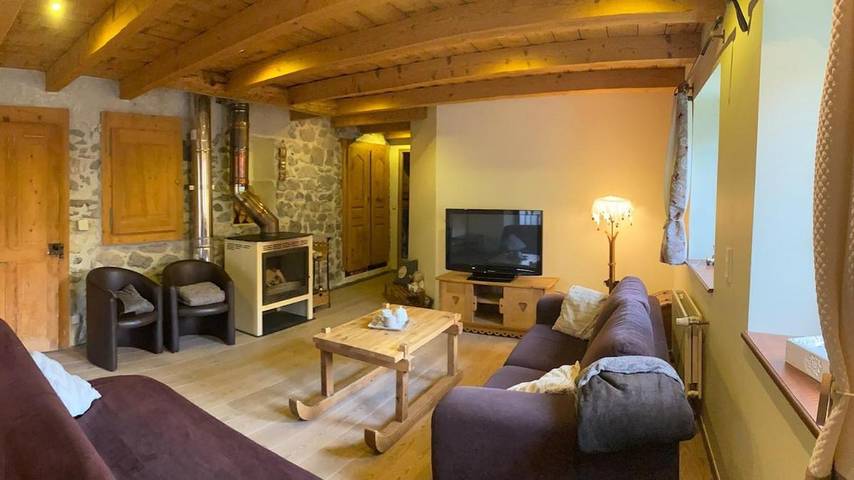 Gîte pour 8 personnes, avec vue et terrasse à La Baume
