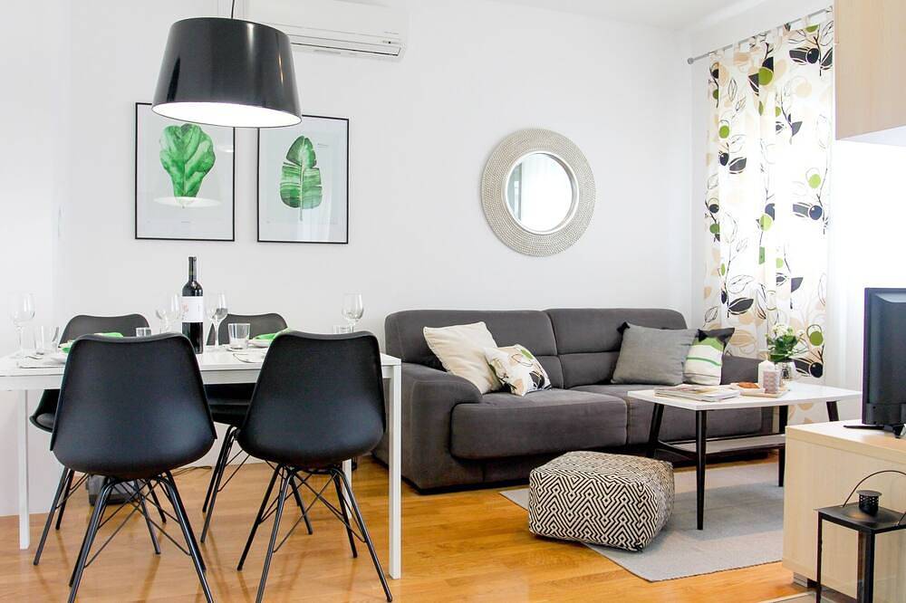 Apartamento entero, Apartamento Serena, con vista al mar, cerca de la playa de guijarros. in Podstrana, Condado de Split-Dalmacia