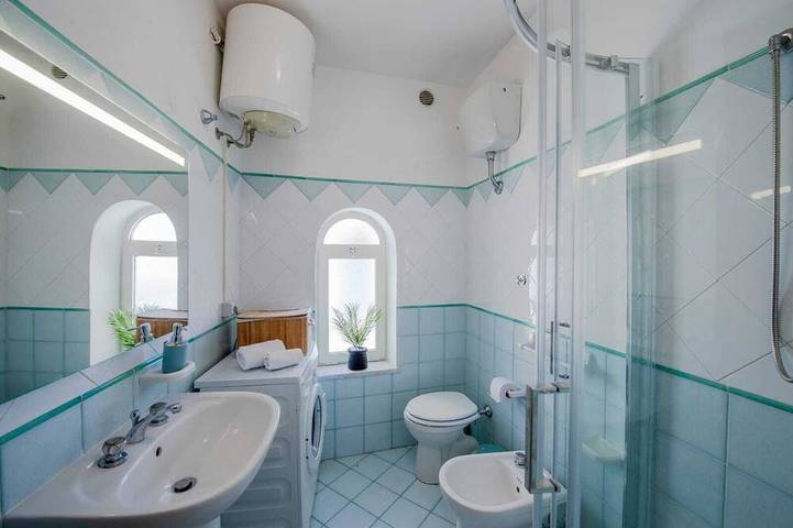 Mariantonietta House: bright colorful rooms, overlooking the vast sea in Praiano, Sorrento Coast