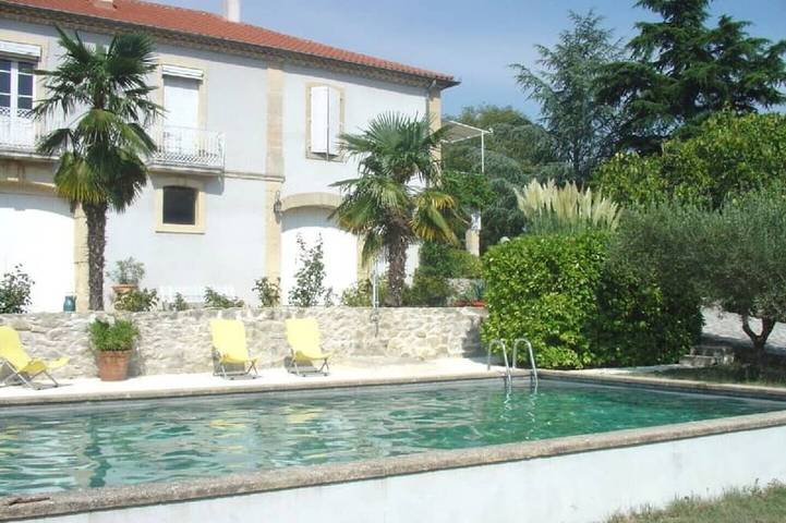 Gîte pour 4 personnes, avec Terrasse ainsi que Jardin et Piscine à Moulézan