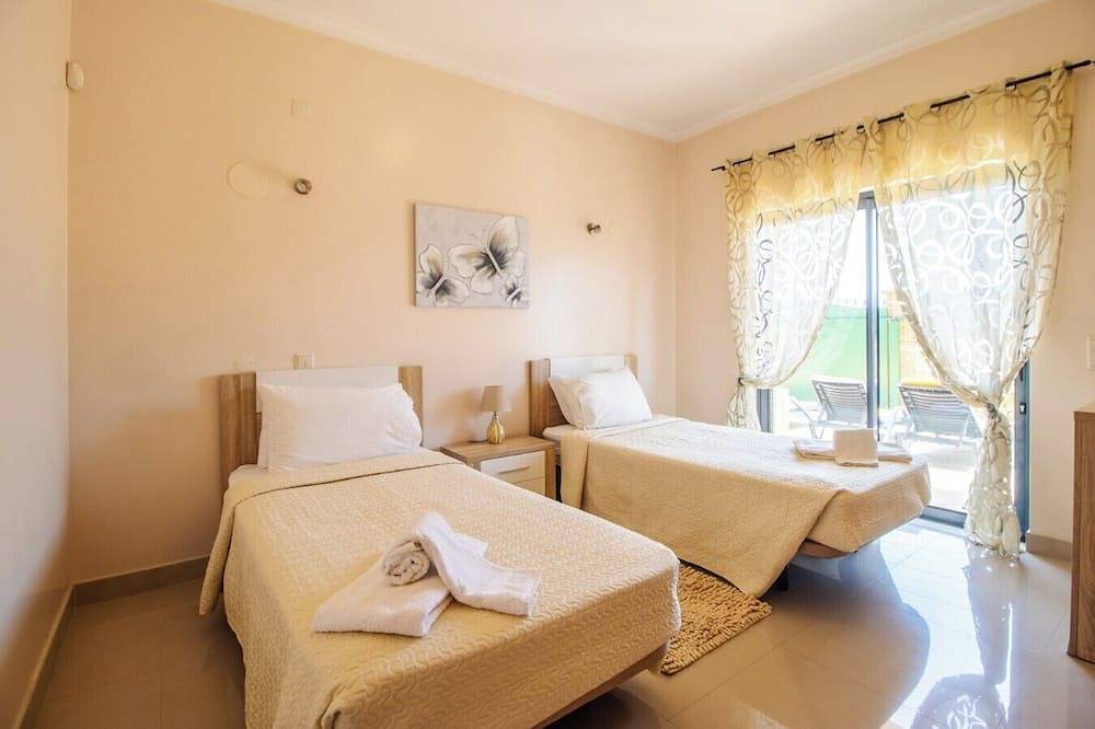 Casa dos Sonhos - with pool, Bbq and pizza oven in Luz, Faro Distrikt