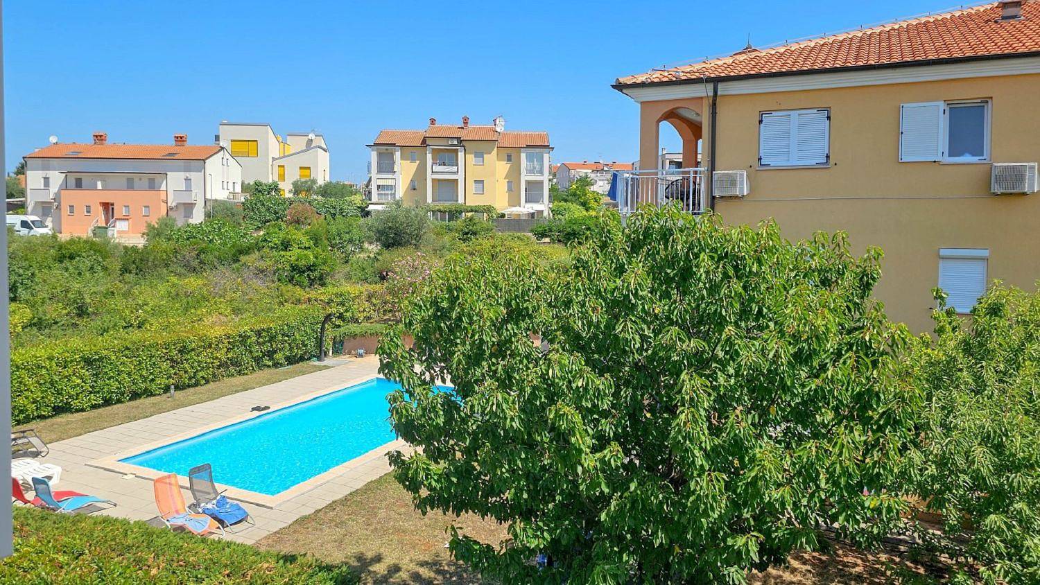 Appartamento intero, Idyllisches Apartment mit Meerblick, Pool, Grill, Waschmaschine, Privatparkplatz in Novigrad, Umago e dintorni