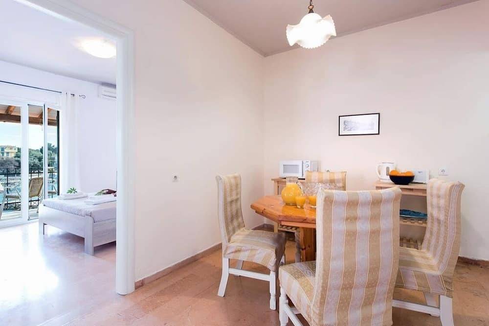 modern 2 bedroom fully furnished apartment over looking the harbour of Kassiopi, foto 12