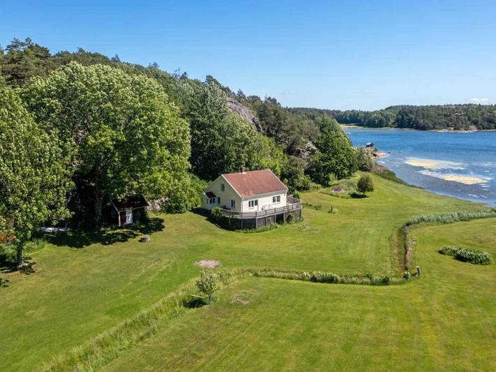 Stuga vid havet med balkong och grill in Norra Västkusten