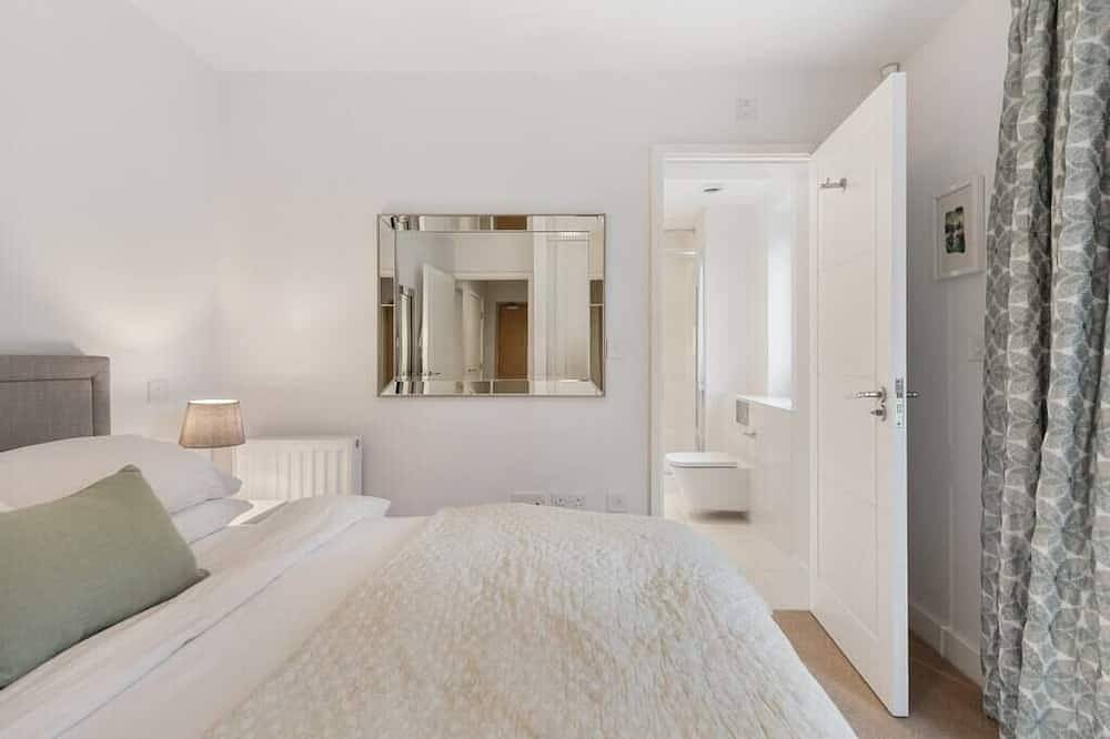 Entire apartment, Modern 3Br Flat quick links to Ldn and Heathrow in Spelthorne, Surrey
