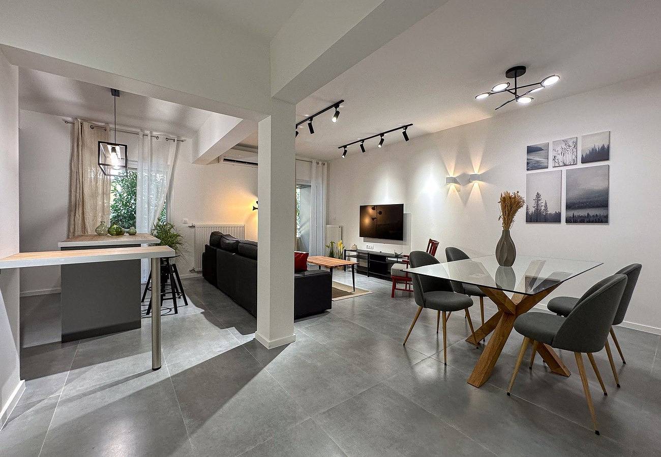 Appartement entier, Liv - Modern Comfort Oasis in Pagrati in Section centrale d'Athènes, Athènes