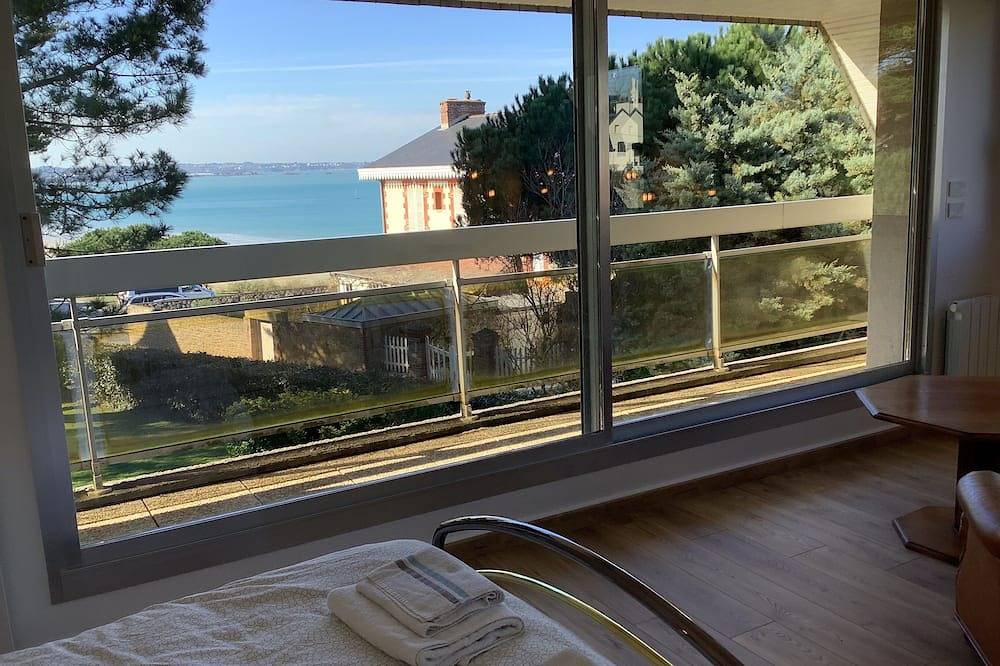 Gran casa con vistas al mar y acceso a la playa. in Lancieux, Región de Dinan