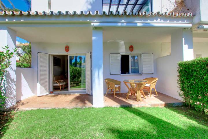 Ferienhaus für 8 Personen, mit Garten und Whirlpool sowie Terrasse und Kinderpool in Marbella - 4