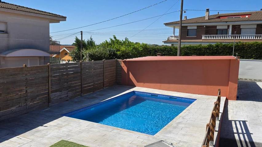 Casa rural para 8 personas, con Balcón y Terraza además de Jardín y Piscina en Riudellots de la Selva - 2