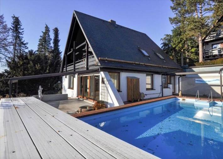 Ferienhaus für 10 Personen, mit Balkon und Terrasse sowie Garten und Pool in Nürtingen