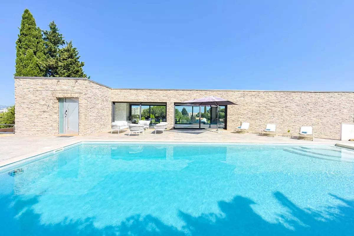 Villa d’architecte avec piscine chauffée pour 10 ! in Mandelieu-la-Napoule, Côte méditerranéenne (France)