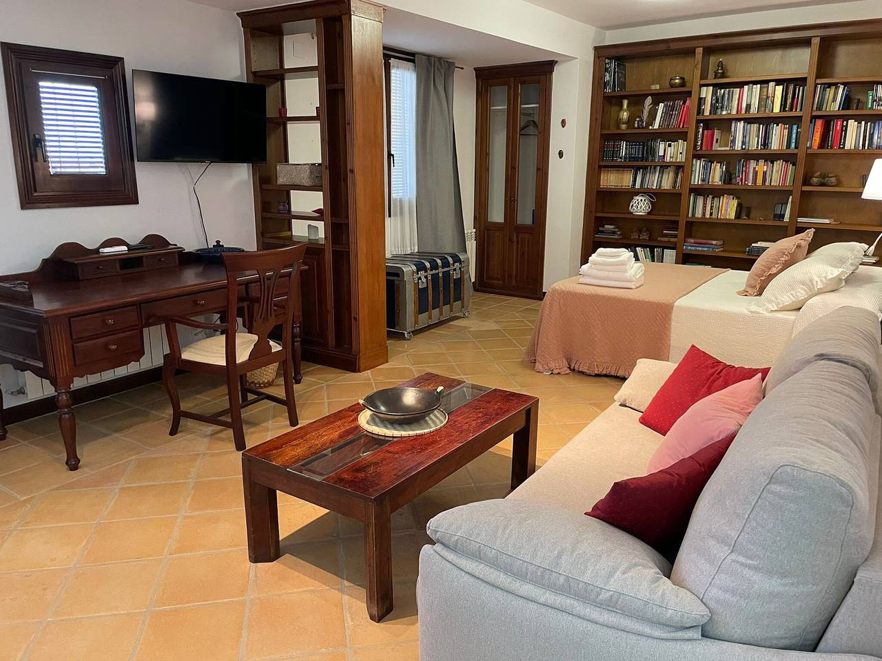 Estudio entero, Estudio Superior 'Biblioteca' con terraza, Wi-Fi y aire acondicionado in Consuegra, Provincia de Toledo