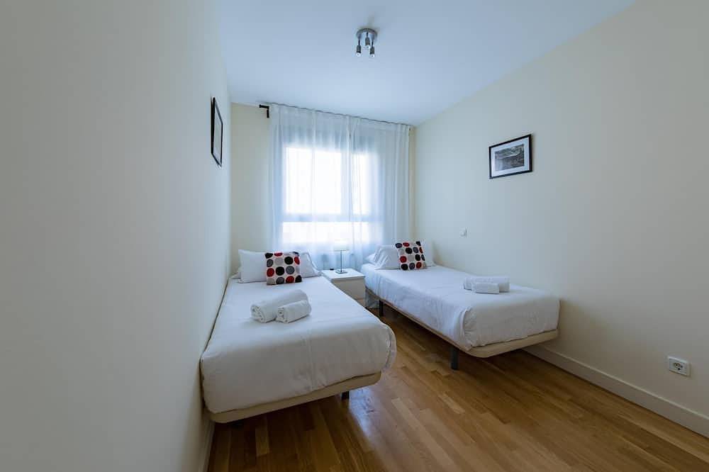 Entire apartment, Las Tablas - 3 Bedrooms with terrace in Punto de Atención al Ciudadano, Madrid