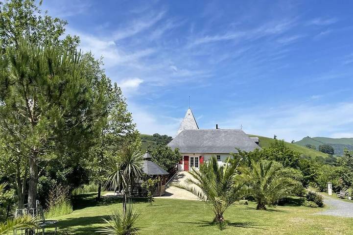 Location de vacances pour 4 personnes, avec Jacuzzi ainsi que Jardin et Piscine à Barcus
