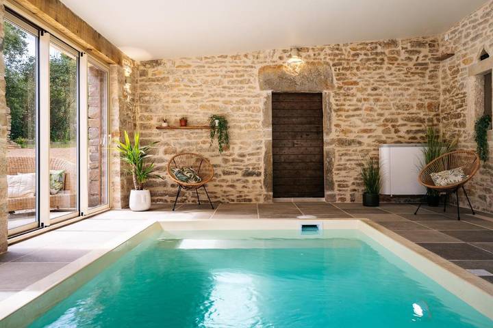Location de vacances pour 6 personnes, avec jacuzzi et sauna ainsi que jardin et piscine à Saint-Martin-du-Tartre