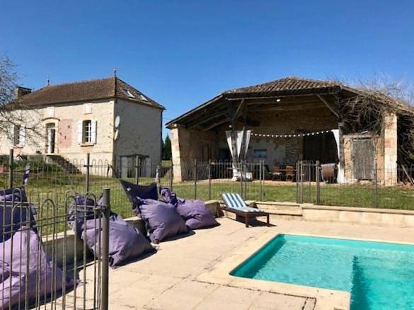 Location de vacances pour 10 personnes, avec jardin ainsi que vue et piscine à Saint-Sylvestre-sur-Lot