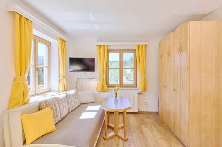 Ganze Wohnung, Sonnige Ferienwohnung 1 mit Balkon und Blick auf Garten und Berge in Lunz am See, Mostviertel