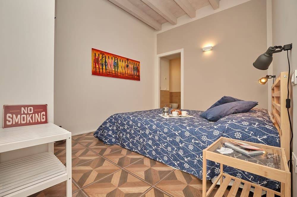 Entire apartment, Delightful apartment in the historic center of Desenzano for 4 people. in Desenzano del Garda, Garda Mountains