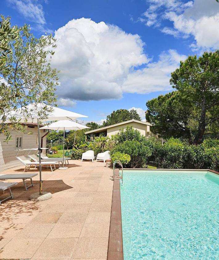 Location de vacances pour 2 personnes, avec Terrasse et Jardin ainsi que Piscine et Vue à Empoli