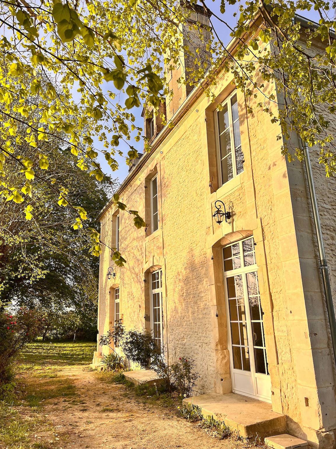 Le Manoir van Domaine Le Mesnil met privé tuin en wifi in Saint-Martin-des-Marais, Caen en omgeving
