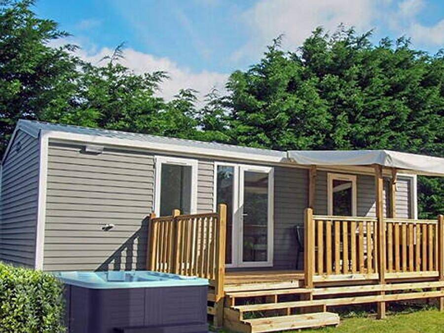 Camping Domaine de Soleil Plage - Mobilheim 6 personen - Mobilheim | Premium Exclusive | 3 Zi. | 6 Pers. | Terrasse Lounge | Jacuzzi | 2 Bad | Klima | Tv in Vitrac, Périgord Noir