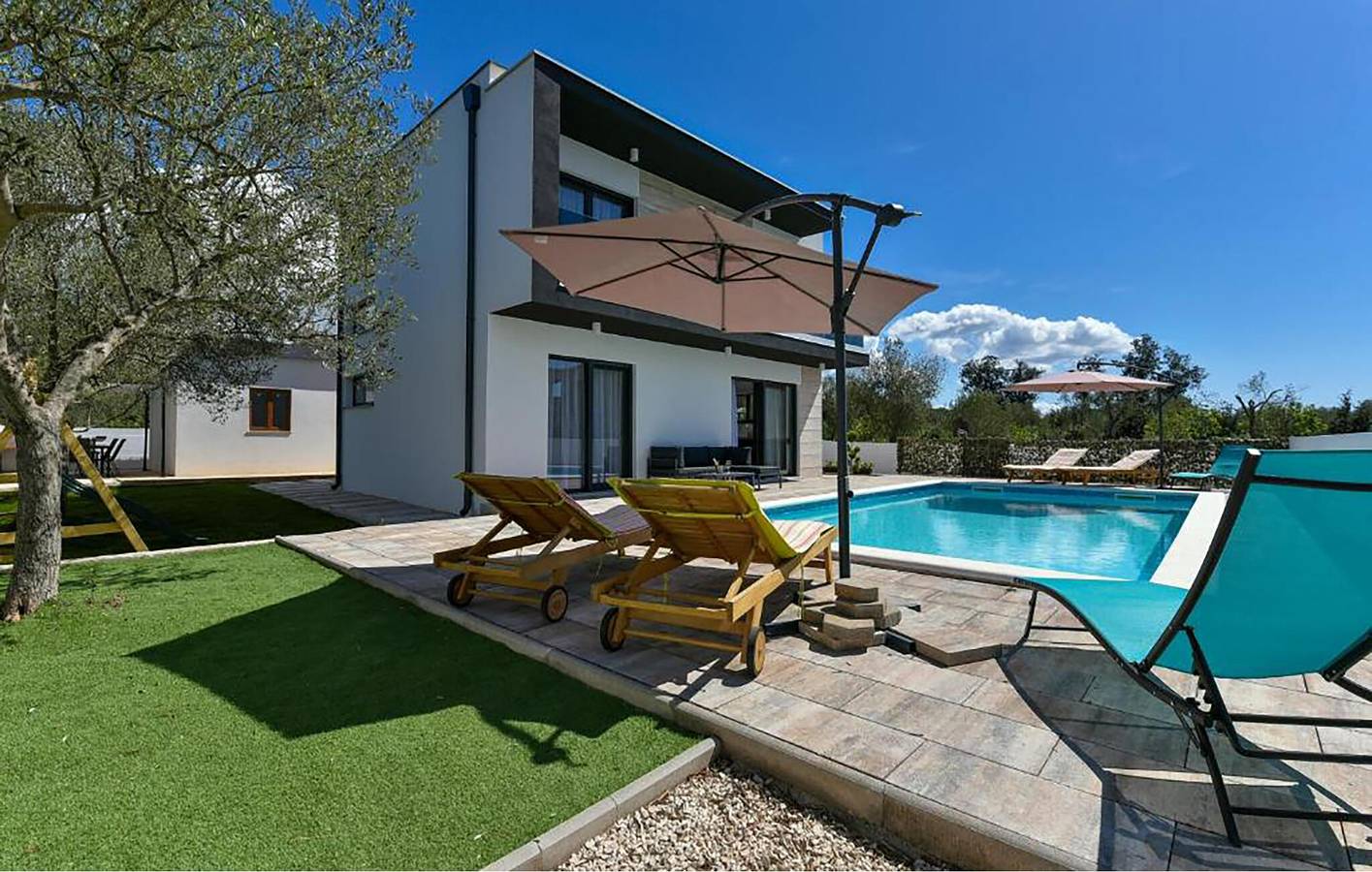 Gemütliche 2-Zimmer-Wohnung mit Pool und WLAN, in der Nähe des Strandes Dječji Raj in Sukosan, Zadar