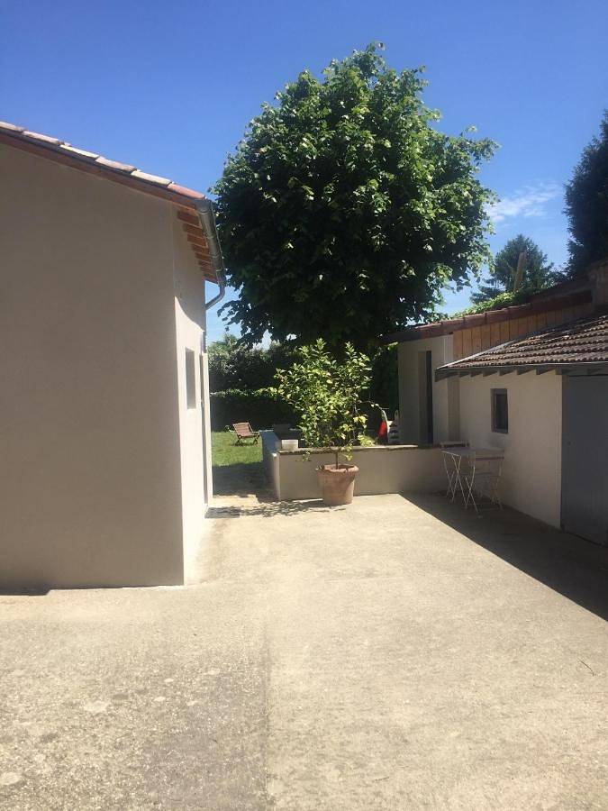 Appartement entier, Studio Moderne in Saint-Symphorien-d'Ozon, Lyon et ses environs