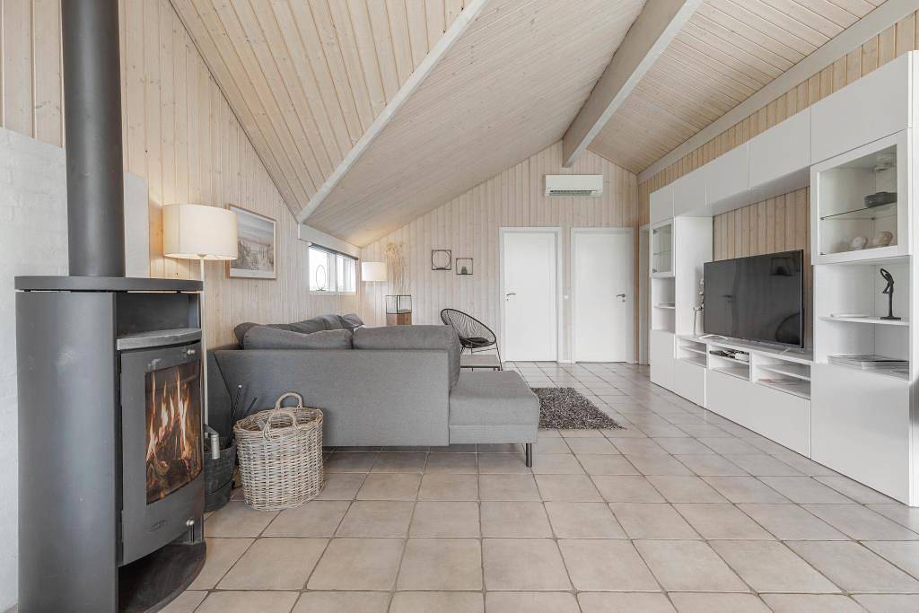 Modernes Ferienhaus mit Whirlpool, Sauna und Beachvolleyball  in Blavand, Varde