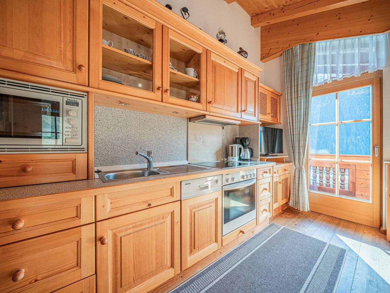 Geheel appartement, Groot appartement met balkon vlakbij een zwembad in Kitzbüheler Alpen