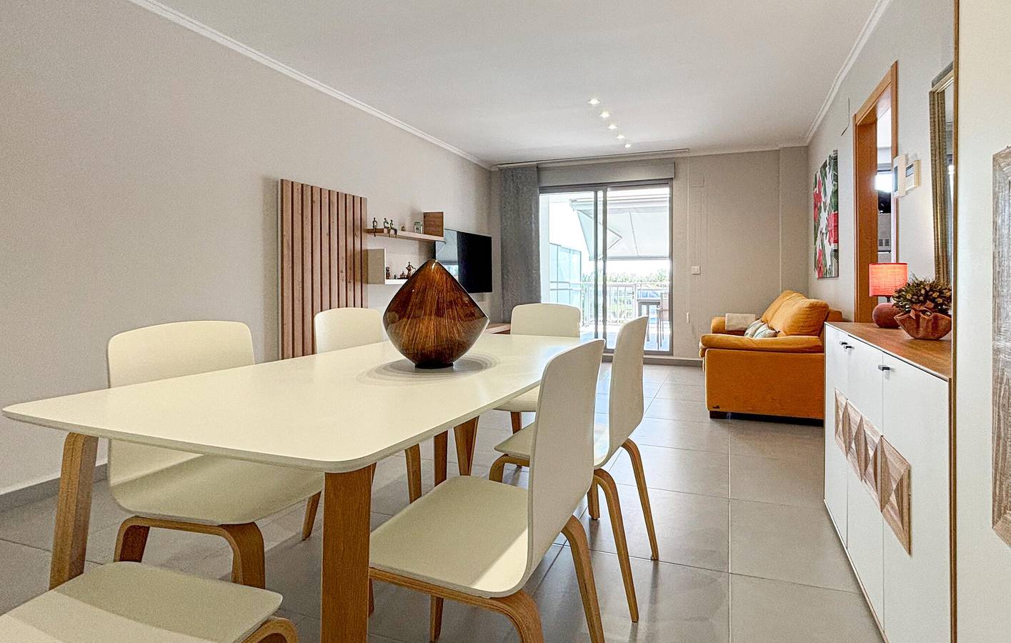 Apartamento vacacional entero, Amplio apartamento con piscina, terraza y aparcamiento cerca de cafeterías y del río in Dénia, Costa Blanca