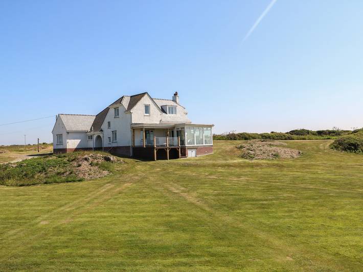 Beach hut for 10 people, with Garden in North-Wales