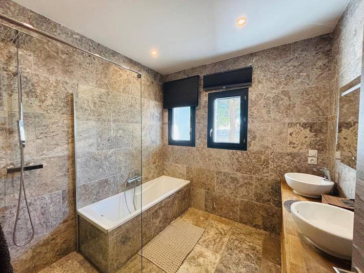 Location de vacances pour 4 personnes, avec vue et jardin à Cessenon-sur-Orb - 4