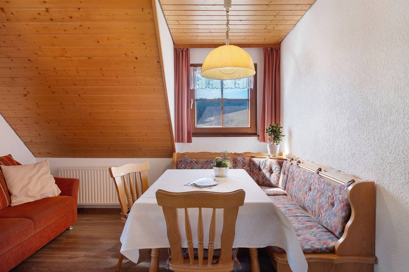 Ganze Wohnung, Ferienwohnung Raublick mit Bergblick, Gemeinschaftsterrasse - Montags Gaststätte geöffnet in Langenordnach (Titisee-Neustadt), Titisee-Neustadt