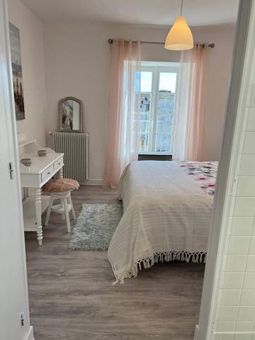 Gîte pour 8 personnes, avec vue ainsi que jardin et piscine à Champagne-et-Fontaine
