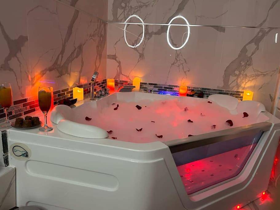 Appartement entier, Luxueux Appartement Jacuzzi proche de Paris in La Celle-Saint-Cloud, Yvelines